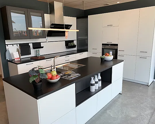 moderne weiße L-Küche mit Kochinsel - UMA Uni matt