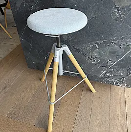 Ausstellungsstücke, höhenverstellbar von 70-85cm Sitzhöhe, Sitzfläche D.35cm drehbar,