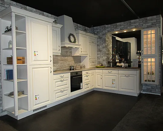 Weiße Landhausküche Magnolia mit AEG Geräten gemütliche Einbauküche im Landhausstil - Castello