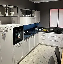moderne Landhausküche mit Rahmenfront in Echtlack Satin matt in L-Form m. Granitarbeitsplatte