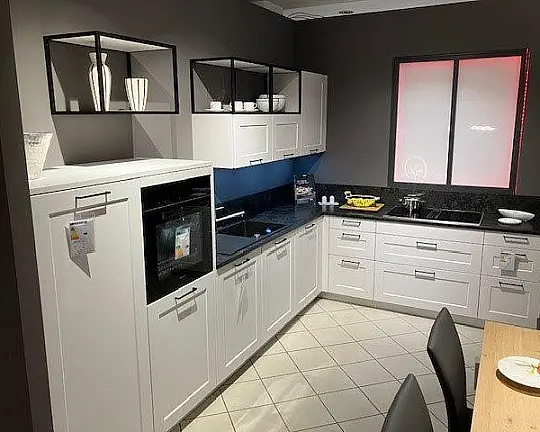 moderne Landhausküche mit Rahmenfront in Echtlack Satin matt in L-Form m. Granitarbeitsplatte - AV 5007 A594 Satin Mattlack