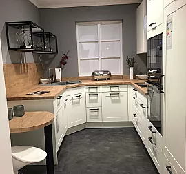 Kleine schlichte Küche in Lotus Weiß matt inkl. Mikrowelle und Sitzmöglichkeit