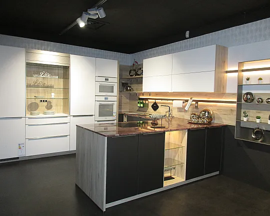 Moderne Küche mit Insel U-Form Weiß Eiche San Remo NB mit hochwertiger Natursteinarbeitsplatte & vielen Extras inkl. Dampfgarer - Artis