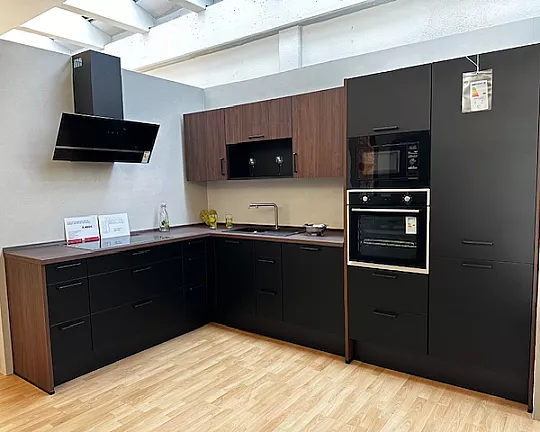 L-Küche in edlem matt Schwarz, kombiniert mit Nußbaum - Touch schwarz