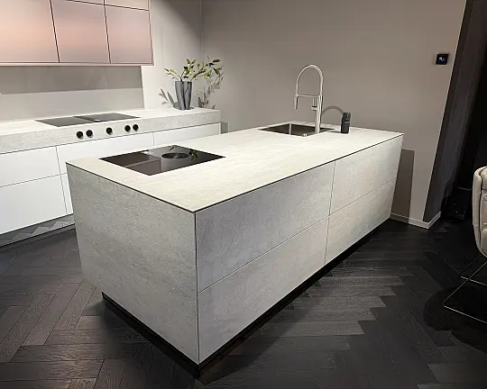 Koch-/Spülinsel mit Keramikfronten & Keramik-Arbeitsplatte – BORA Kochfeldabzug - Designküche