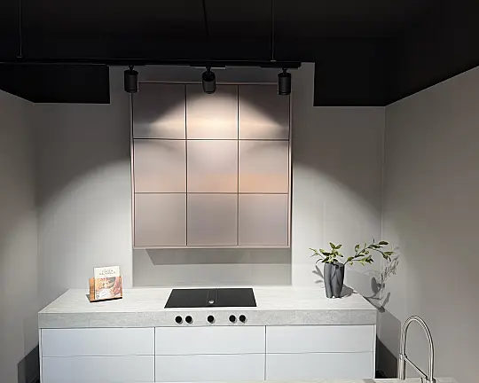 Wandzeile mit Keramik-Arbeitsplatte & BORA Kochfeldabzug – Hochglanzlack - Designküche