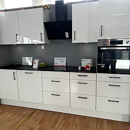 elgante Küchenzeile in weiß Hochglanz mit Quarzstein Arbeitsplatte in EPIC BLACK
