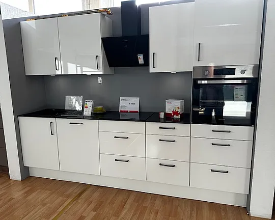 elgante Küchenzeile in weiß Hochglanz mit Quarzstein Arbeitsplatte in EPIC BLACK - Flash weiß Hochglanz