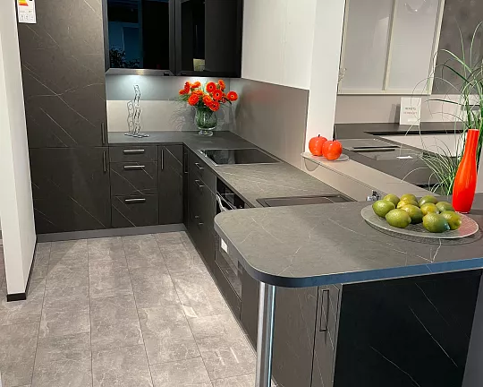 Schöne L-Küche mit PerfectSense Oberfläche - Marmor dunkel