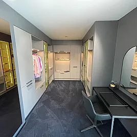 Exklusive begehbare Garderobe von Häcker/elementa