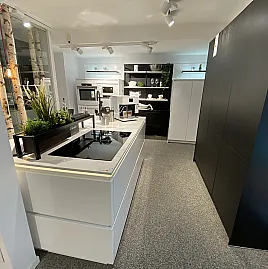 Moderne Grifflos Küche im Hochglanzlook und Schwarz abgesetzt mit Kücheninsel