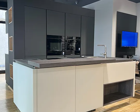 Häcker Systemat Grifflose Küche mit Keramikarbeitsplatte und Elektrogeräte - Häcker Systemat Glasfront AV5095