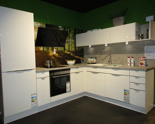 weiße Hochglanzküche mit Siemens Geräten - Sorrento Plus moderne Eckküche