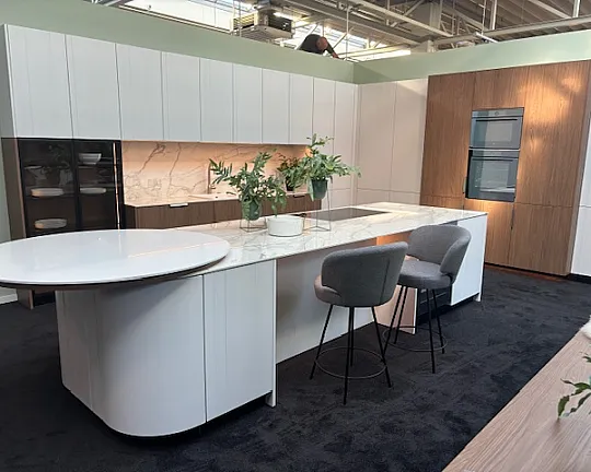 Designerküche mit Keramikarbeitsplatte und hochwertiger Ausstattung - HWD Design