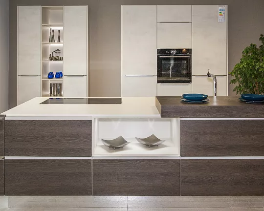 Elegante Wohnküche für den anspruchsvollen Individualisten - Weißbeton und Gladstone Oak mit YUKON-Silestoneplatte