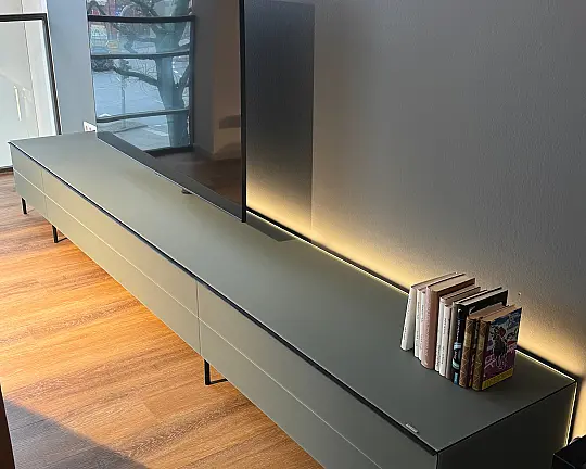 Lowboard „Scala“ von Spectral – Sonderanfertigung – LED & Wireless Charging - Lowboard „Scala“ von Spectral