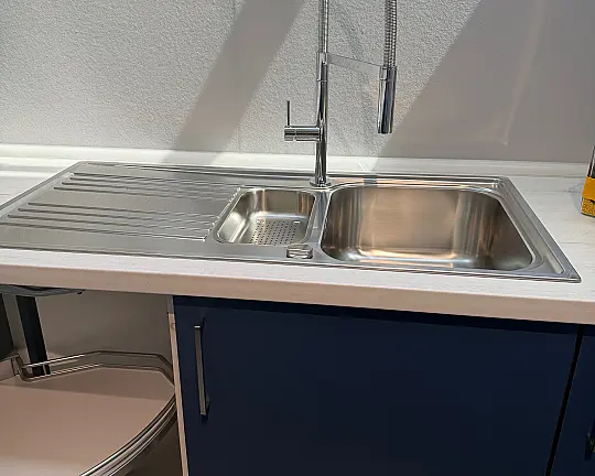 kleines L mit zwei Hochschränken für Geräte - Hauswirtschaftsraum in blau