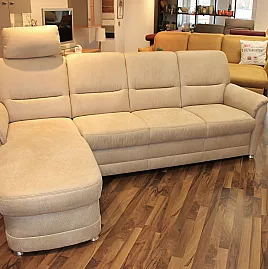 Helle Couch mit Ottomane und inklusive passendem Sessel für Ihr Wohnzimmer