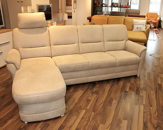 Helle Couch mit Ottomane und inklusive passendem Sessel für Ihr Wohnzimmer - Polstergarnitur
