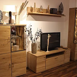 Geradlinige moderne Holz-Wohnwand bezaubert durch einzigartige Vitrinenelemente mit Spiegelrückwand