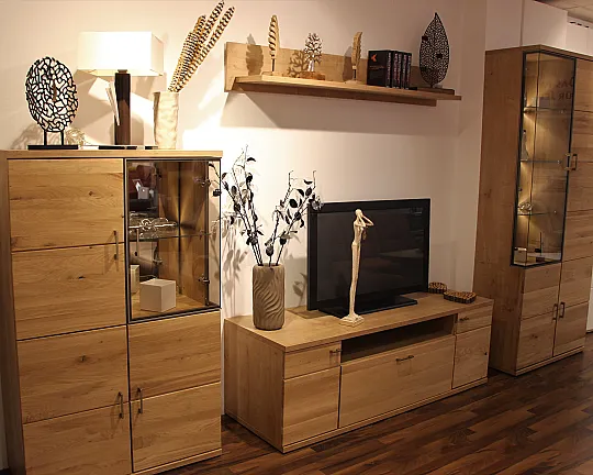 Geradlinige moderne Holz-Wohnwand bezaubert durch einzigartige Vitrinenelemente mit Spiegelrückwand - Wohnwand