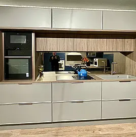 Filigrane Rahmenfront in Greige Seidenmatt lackiert
