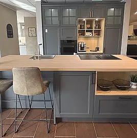 Moderne Landhausküche in Graphit