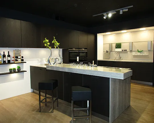 Küche mit Kochinsel Designküche hochwertig ausgestattete, dunkle Inselküche inkl. Barhocker - NX902