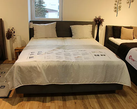 Hohes gemütliches Bett mit Kopfteil in klassischem Grau - Polsterbettsystem