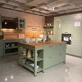 Landhausküche in Salbeigrün Lack