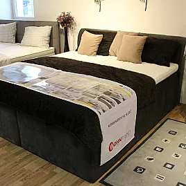 Großes gemütliches Doppelbett in modernem Schwarz inklusive Kopfteil