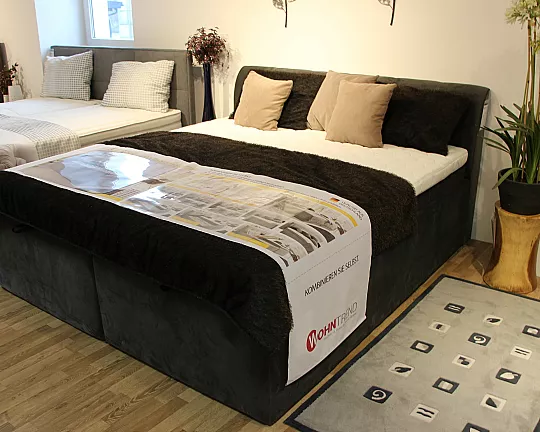 Großes gemütliches Doppelbett in modernem Schwarz inklusive Kopfteil - Polsterbett