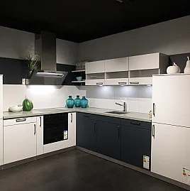 L-Form Küche klassische Winkelküche inkl. E-Geräten komplett helle Ausstellungsküche hochwertige Ausstattung