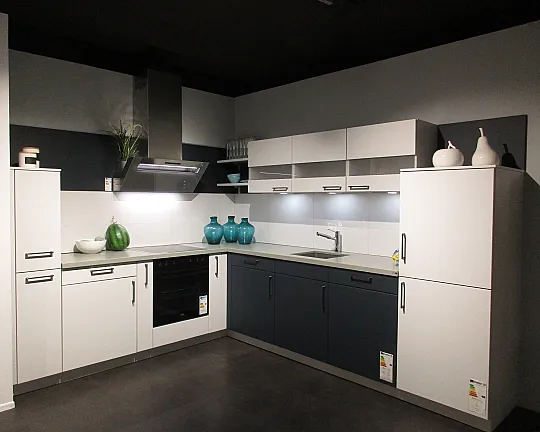 L-Form Küche klassische Winkelküche inkl. E-Geräten komplett helle Ausstellungsküche hochwertige Ausstattung - Siena