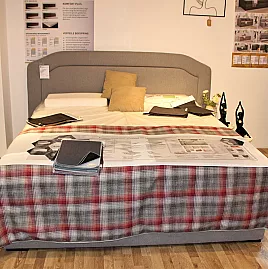Bequemes Doppelbett mit zwei einzelnen Matratzen sowie einem großen Kopfteil