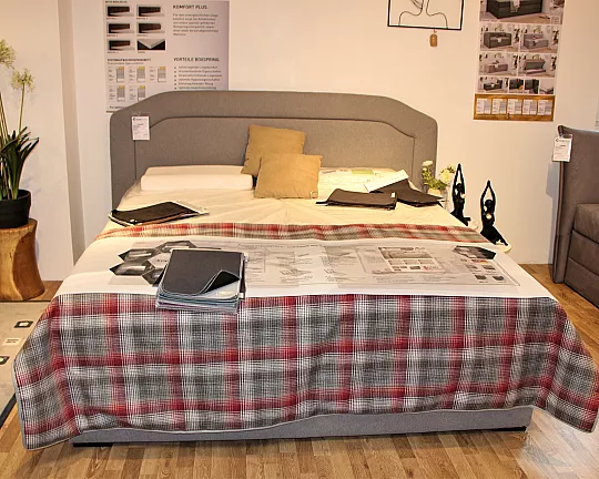 Bequemes Doppelbett mit zwei einzelnen Matratzen sowie einem großen Kopfteil - Polsterbett