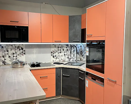 Moderne U-Küche in Coral - C 18-Cindy - Coral  seidenmatt / A 13 - Amelie- Kito Stahl