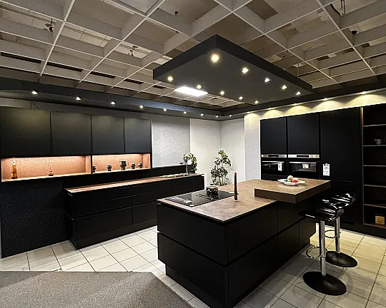 Designküche in Schwarz matt mit großer Kochinsel - Touch Lacklaminat Schwarz matt