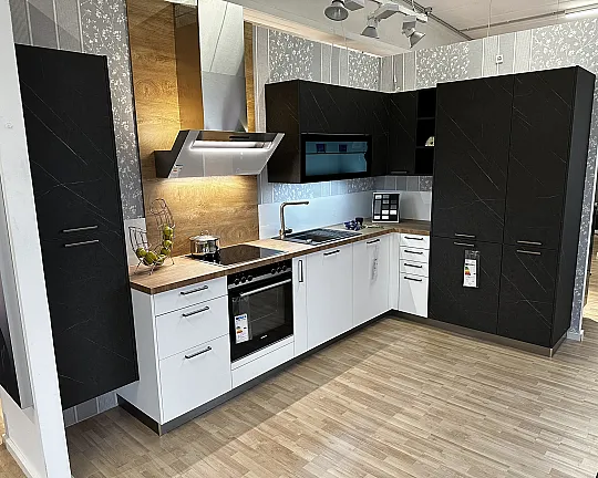 Elegante L-Küche mit hochwertiger Geräteausstattung und modernen Akzenten - AV 2135 kristallweiß UV Mattlack mit Formkante
