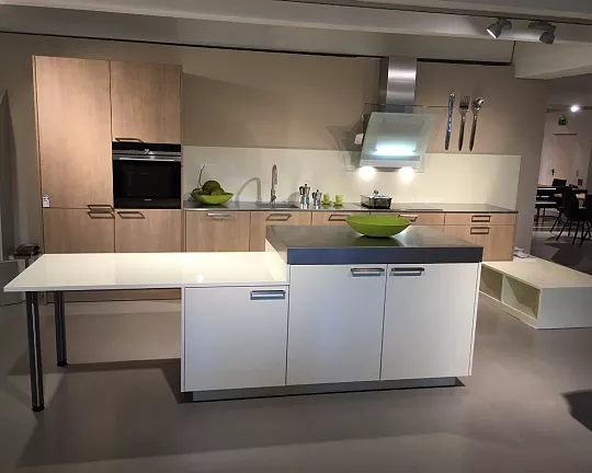 Moderne Küchenzeile mit Insel - Como Eiche bernsteinfarbig kombiniert mit Polygloss weiß