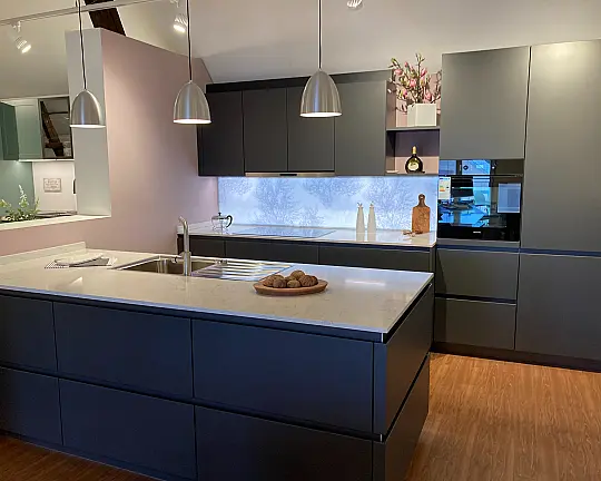 Exklusive grifflose Lackküche mit Silestone 20mm - GL40195 graphitschwarz Samt-Lack