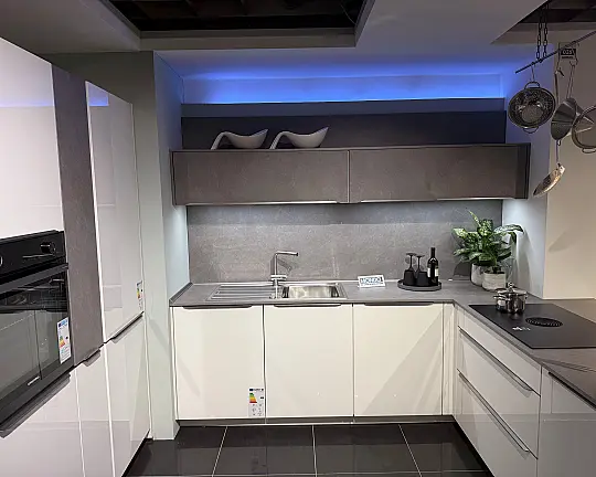Musterküche Koje 026 im Wohnkaufhaus Krefeld - MONDO Felde / Seega; Weiß Hochglanz / Basalt Taupegrau NB
