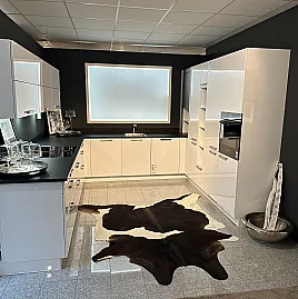 Zeitlose U-Küche mit Granitarbeitsplatte und Kochfeldabzug