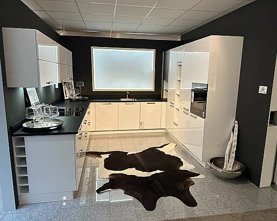 Zeitlose U-Küche mit Granitarbeitsplatte und Kochfeldabzug - Prisma Form / Front in Arktis Hochglanz lackiert