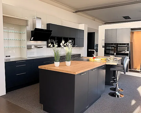 Offene Küche mit einer Kombi aus Edelstahl und Furnier - Häcker AV 6000 Samtblau Mattlack