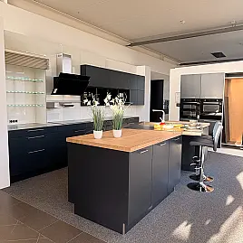 Design-Highlight: Insel Küche mit Edelstahl Arbeitsplatten und Beleuchtung – Sofort verfügbar!