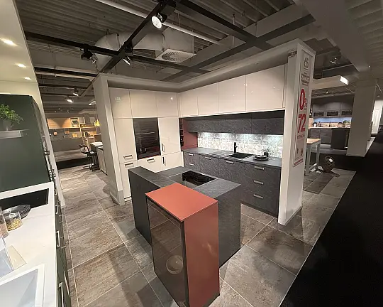 Musterküche aus Koje 116 im Wohnkaufhaus Krefeld - Uni Gloss Muschelweiß hochglanz / Elba Alvaro Schiefer NB / Siena Indischrot samtmatt AFP