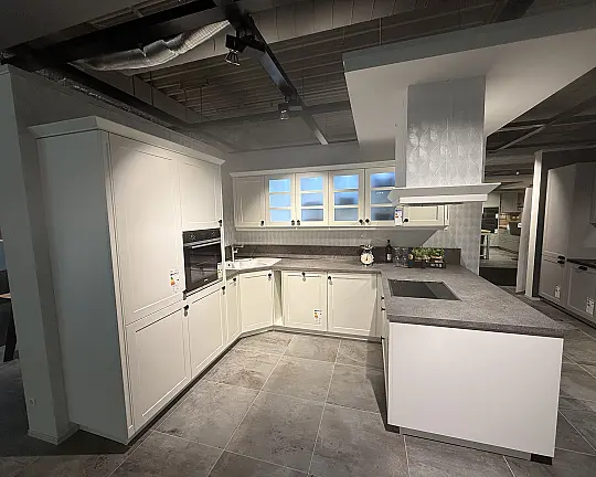 Musterküche aus Koje 071 im Wohnkaufhaus Krefeld - MONDO Nordina Weiß