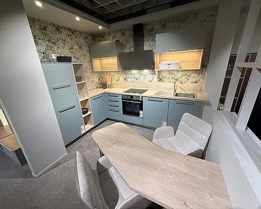 Musterküche aus Koje 042 im Wohnkaufhaus Krefeld - MONDO Tosca Lacklaminat Aqua
