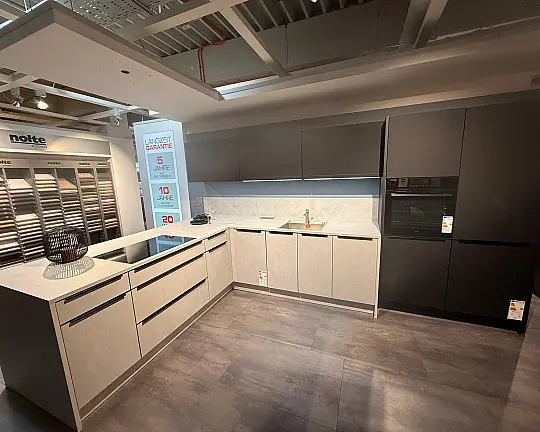 Musterküche aus Koje 082 im Wohnkaufhaus Krefeld - Portland 405 Zement, Saphirgrau  / Plus 60S Schichtstoff, Schwarz softmatt